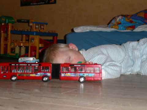 David har ftt en buss av mormor och somnar p golvet nr han leker med den...