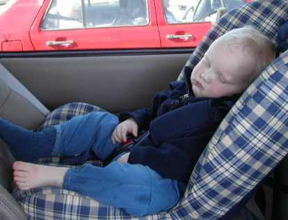 simon sover stt i bilen efter att ha som vanligt ha dragit av en strumpa